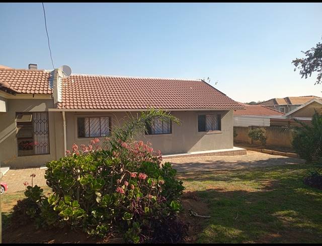 3 BEDROOM FREEHOLD TO LET IN COSMO CITY